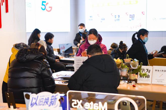 天博tb综合体育“国补”手机等品类领跑消费热潮早春市场迎来手机消费“小阳春”(图3)